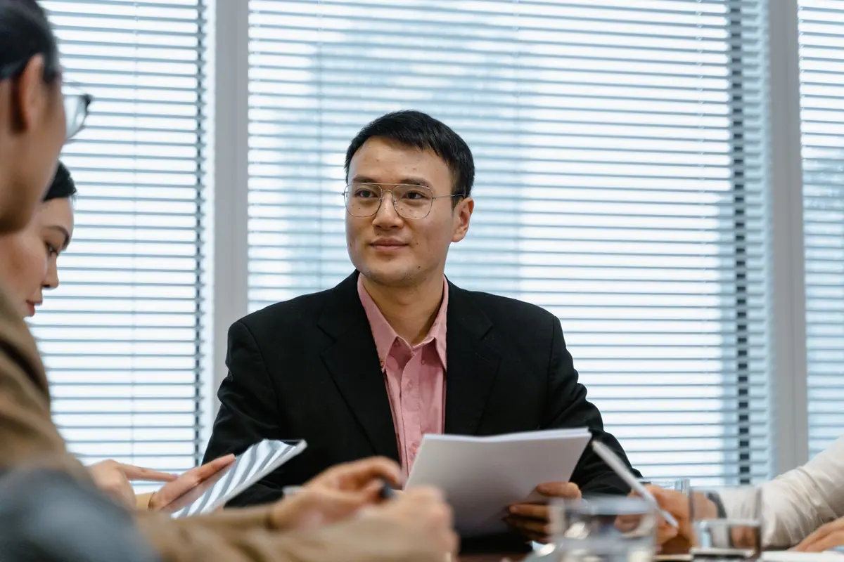 Asian finance leader in conversation with international delegates